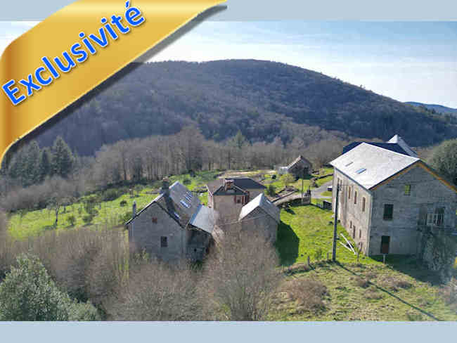 Millevaches Corrèze 19: maison à rénover intérieurement à vendre dans un site extraordinaire: 57,7 ha protégés ZNIEFF et Natura 2000 oiseaux. Hangar 500 m². SARL à reprendre.