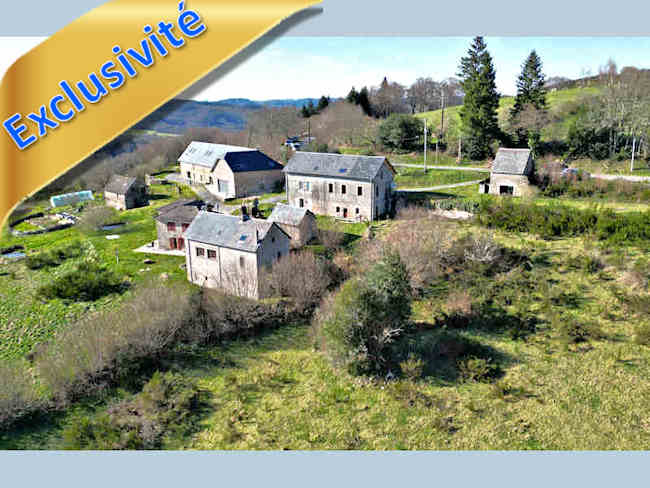 Millevaches, Corrèze 19: hameau à vendre rénové pour l’accueil, 134 ha de forêts, prairies, ruisseaux, sources… ZNIEFF et Natura 2000 oiseaux. Trois maisons, bâtiment d’accueil, fournil, hangar. SCI et SARL à reprendre.
