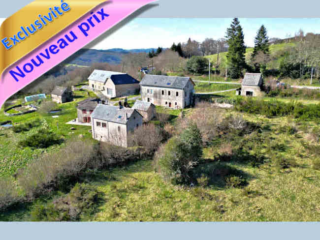 Millevaches, Corrèze 19: hameau à vendre rénové pour l’accueil, 134 ha de forêts, prairies, ruisseaux, sources… ZNIEFF et Natura 2000 oiseaux. Trois maisons, bâtiment d’accueil, fournil, hangar. SCI et SARL à reprendre.